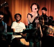 Mayada Band mit asylsuchenden Musikern